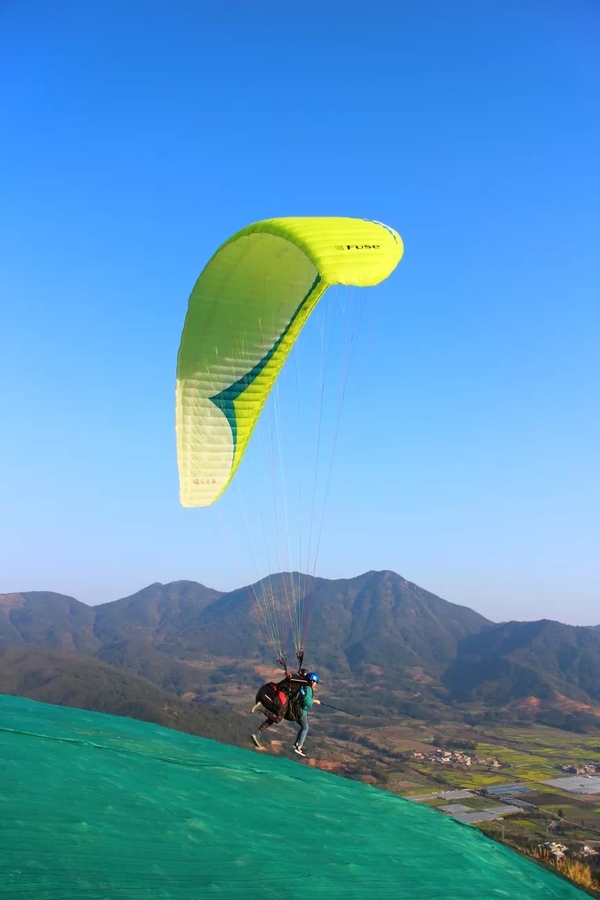 福利超刺激不用去马尔代夫就能体验的高空滑翔伞小孩也能一起玩