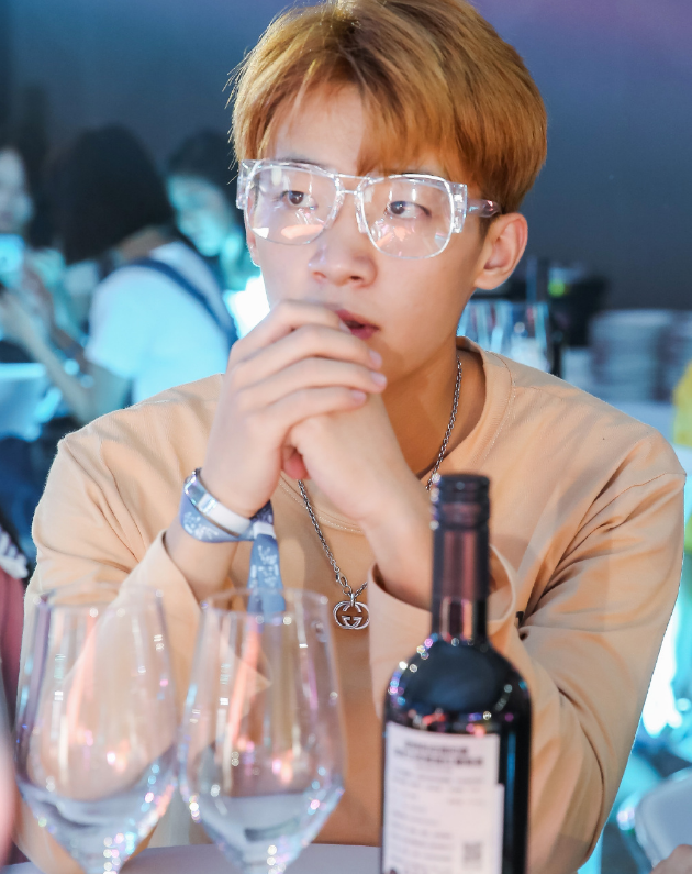 原创陈三有多爱新女友?为公开她不惜让公司拿回百万账号,这次酸透了