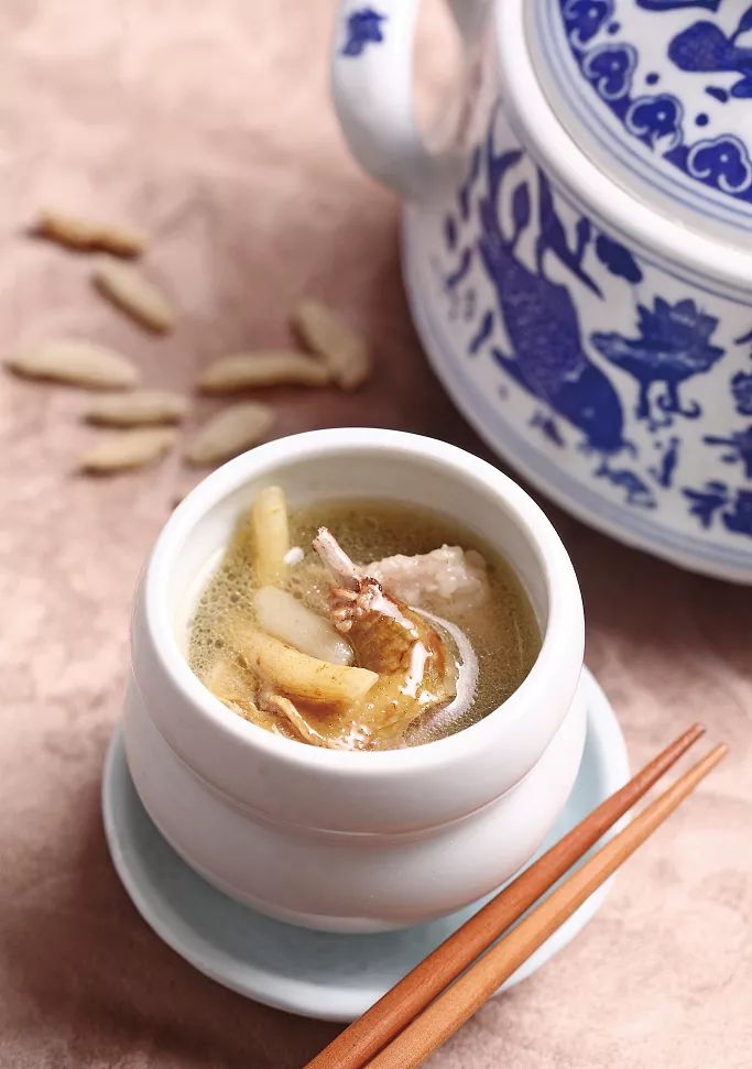 5,百合鹌鹑汤清润滋补猪蹄性平味甘,入脾,胃,肾经,能强健腰腿,补血