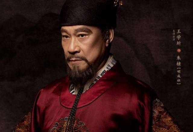 《大明风华》杀青时,73岁老戏骨跪了下来,向全体剧组人员行大礼