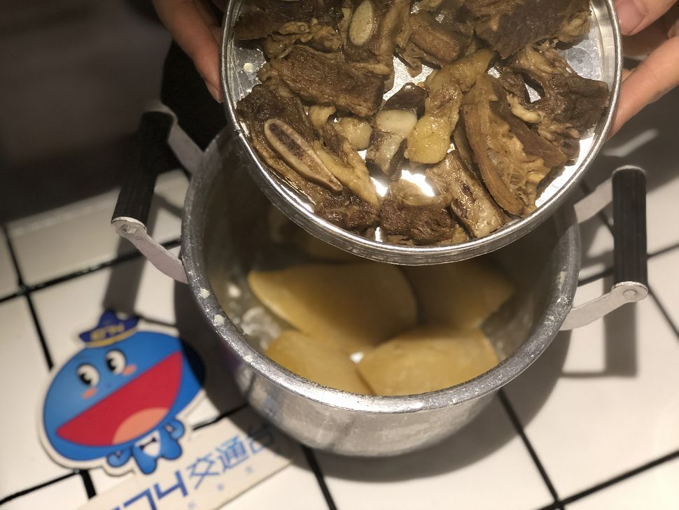 在天台吃牛排火锅是什么体验?进来,让007告诉