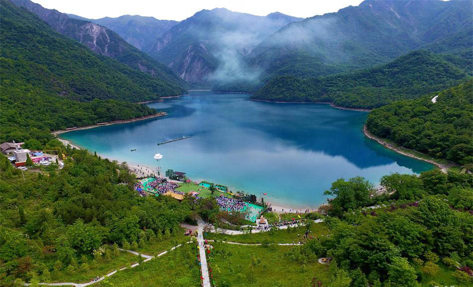 甘肃也有个天池,被称为中国四大天池之一,就在九寨沟旁边