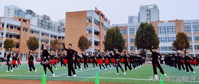 新乡市北干道小学拉丁舞表演参加2019足球开幕式(图1)