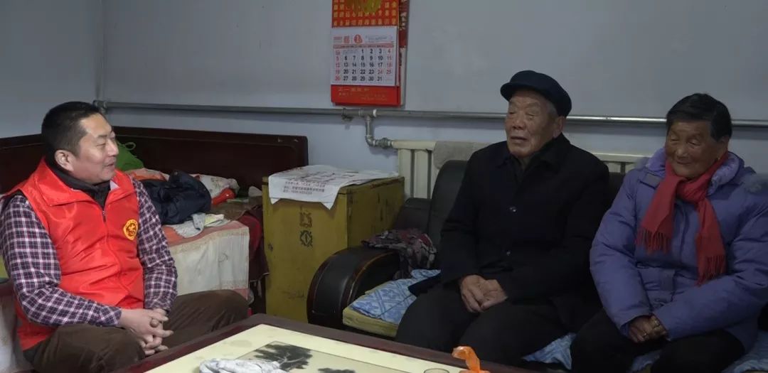 文明实践爱心献老人敬老迎新年桃园镇屯头村老人喜领元旦慰问品