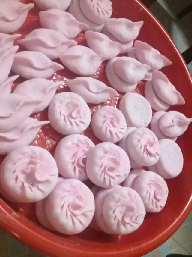 要拿去拜拜的菜粄,家人还用红色点上几点类似梅花的形状,好看又好吃!