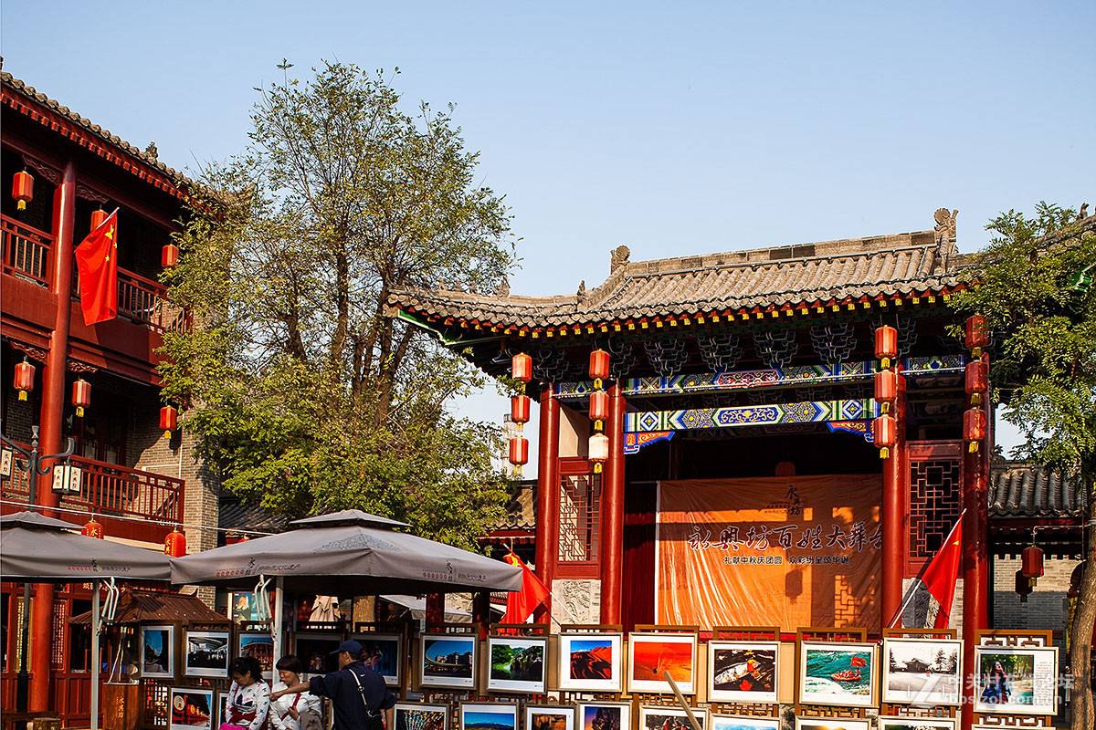 "永兴坊与宁王府所在的胜业坊相距不远,随从应该是认识太常寺的这位乐