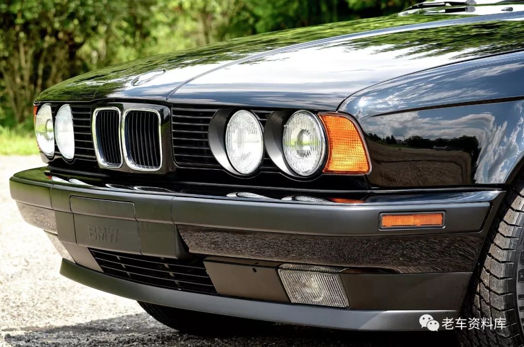 仿辐条型铝合金轮圈也是90年代宝马的一个特色……想到哪里写到哪里