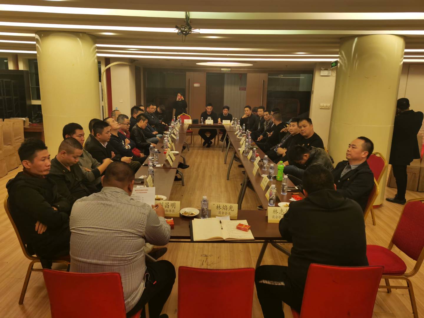 图为:福州市汽车租赁行业商会 2019年度会议现场