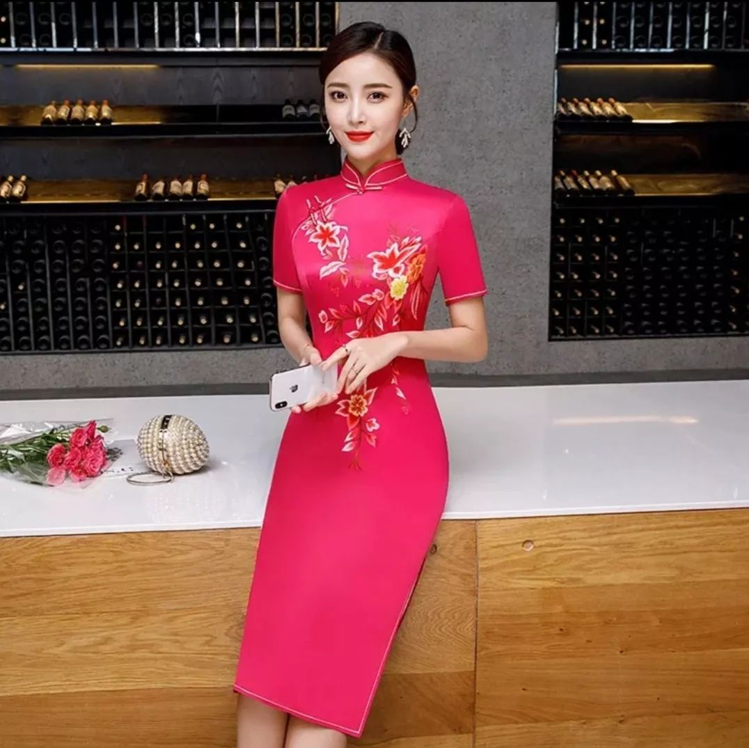 穿这样玫红旗袍性感外露女人味儿十足