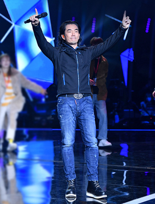 任贤齐携儿子走机场,11岁儿子身高快比超170cm爸高,模样太像爸