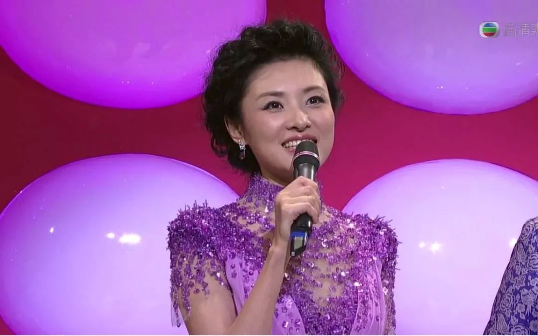 后来周涛主持的《综艺大观》越来越受到好评,观众朋友们纷纷给栏目组