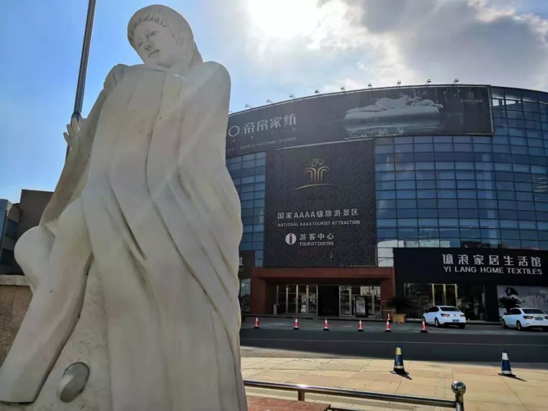 叠石桥景区美景苏绣皇后绣女像