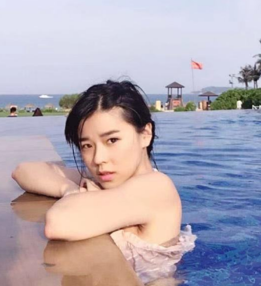 原创绝地求生:谁说沫子拍照都很凶,换上泳装,秒变小女人!