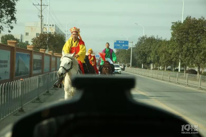 黄岩大街上唐僧师徒四人骑马逛街,太秀了吧