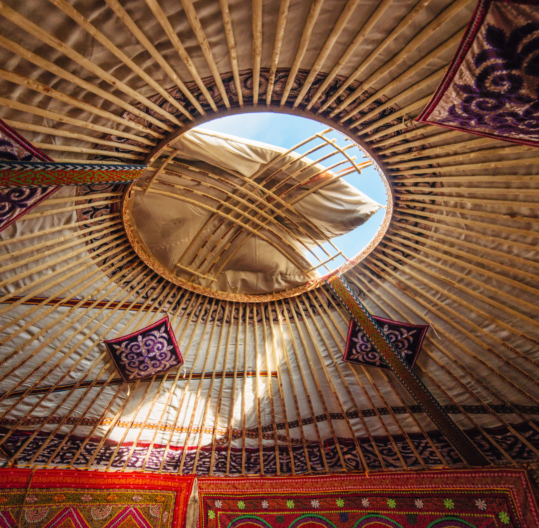 上天窗主要作用是把烧牛粪的烟排出去盖毡则呈方形,置于蒙古包最顶端