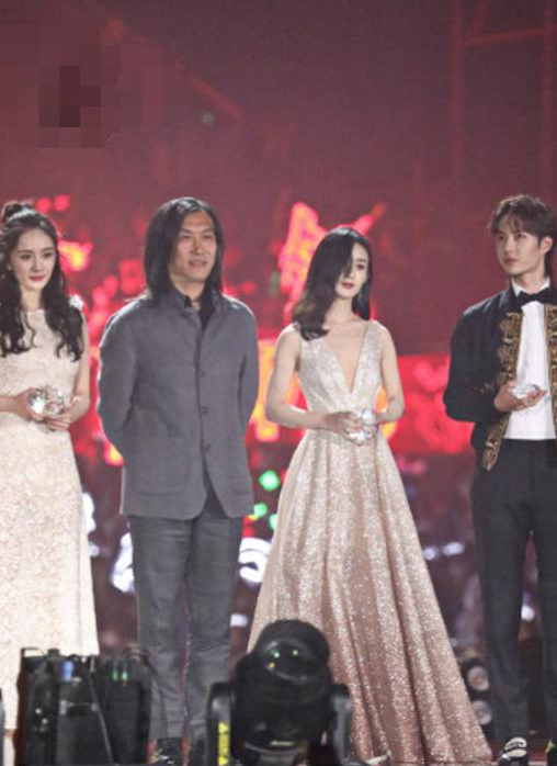 杨幂赵丽颖素颜同框"星光大赏",同样是辣妈,杨幂因气质输惨了