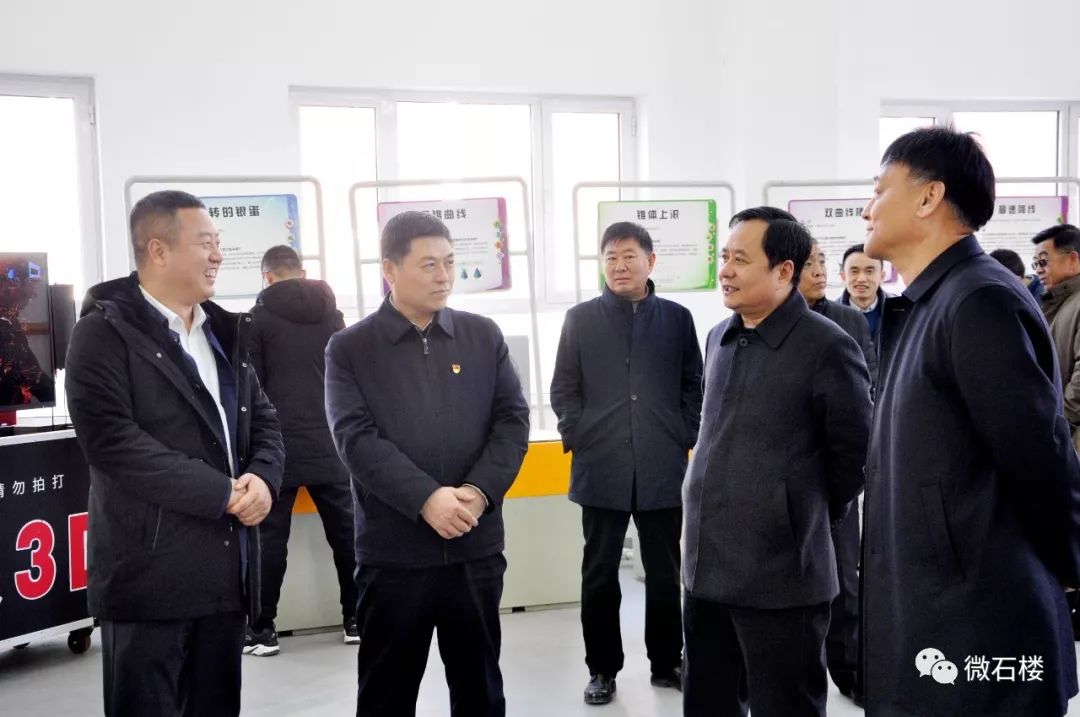 随后,薛保平和张宝珍共同为中小学生科技馆揭牌.