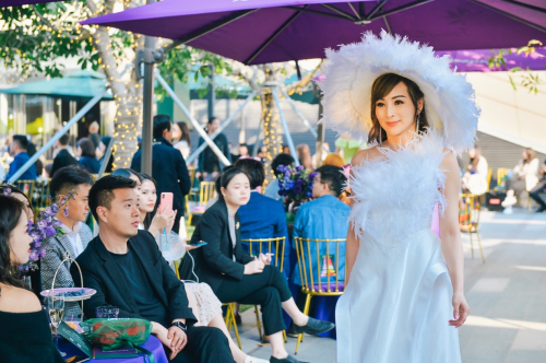 Kim Chí trong bộ jumpsuit lông vũ