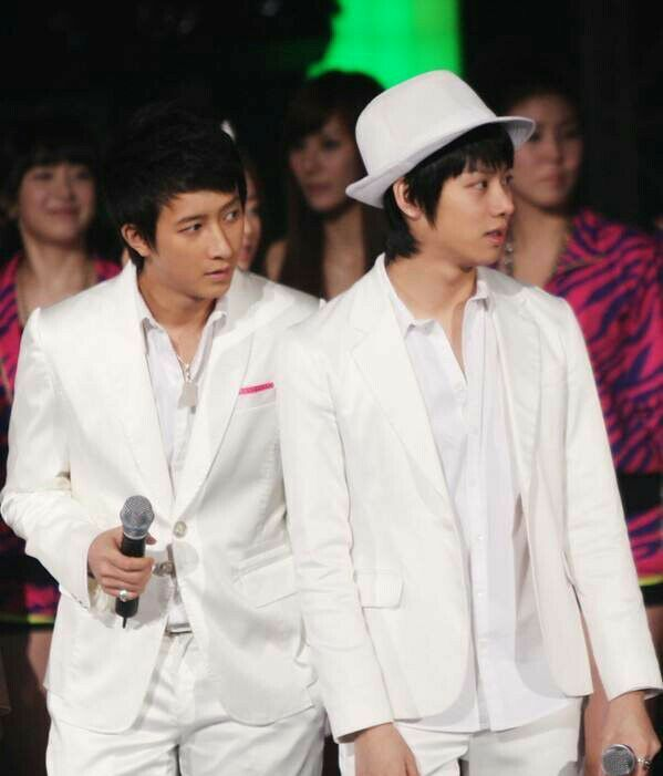 原创金希澈直播承认收养雪莉的猫因行程问题无法参加韩庚婚礼