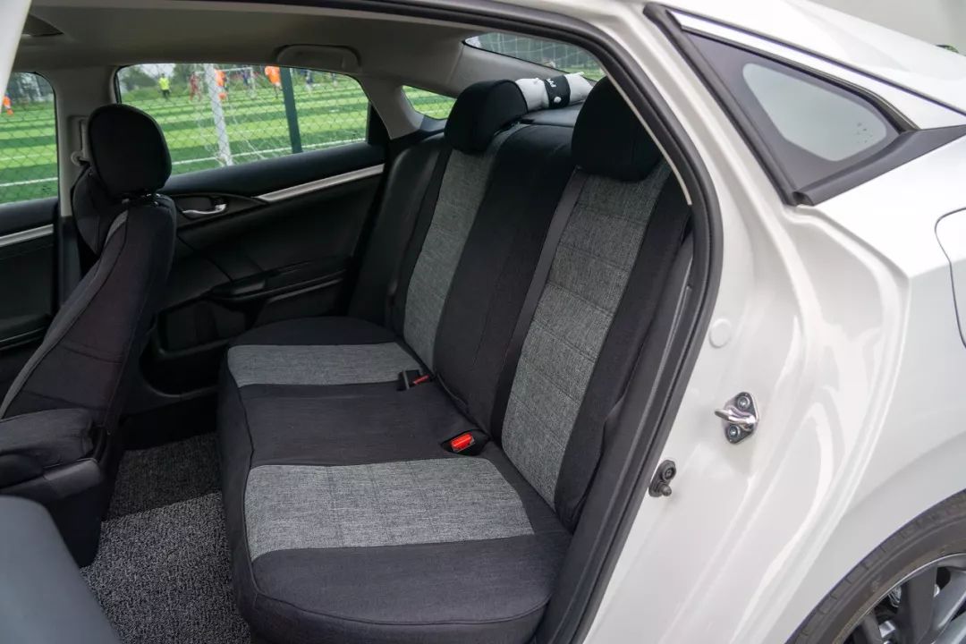 老思域车主再提新思域车长增加空间变大可后排中央鼓包坐不下仨人槽点