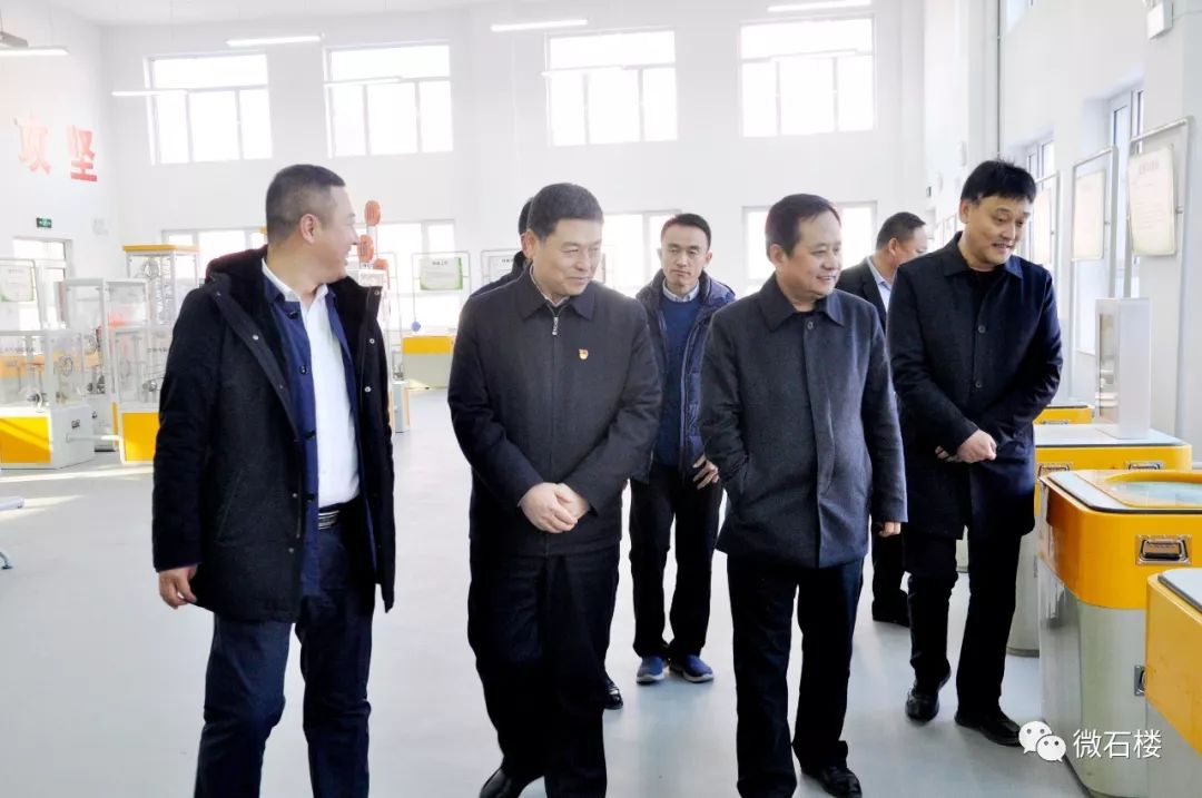 随后,薛保平和张宝珍共同为中小学生科技馆揭牌.