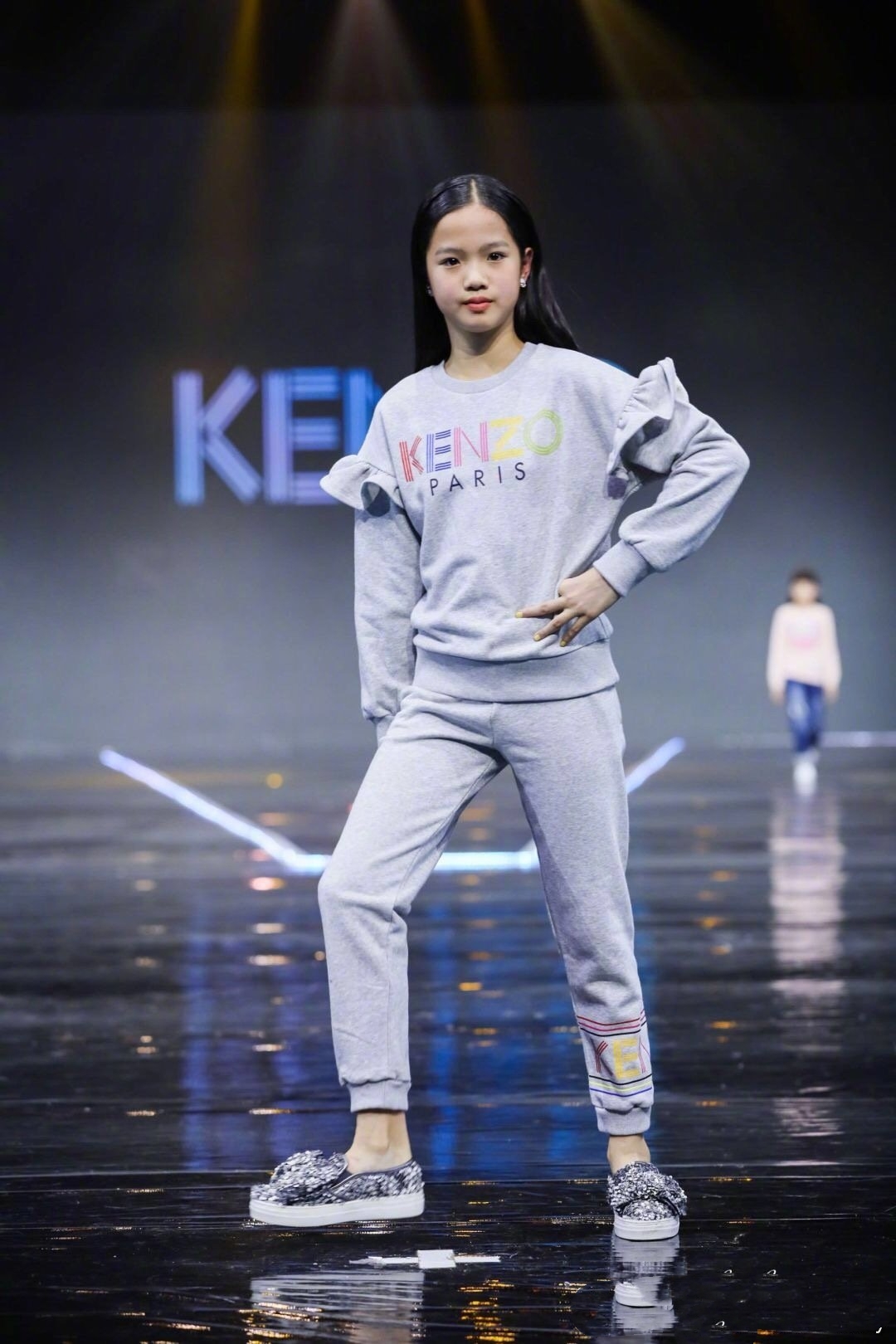 原创钟丽缇女儿再上t台走秀,考拉浓妆像极妈妈,二女儿超模气质初显