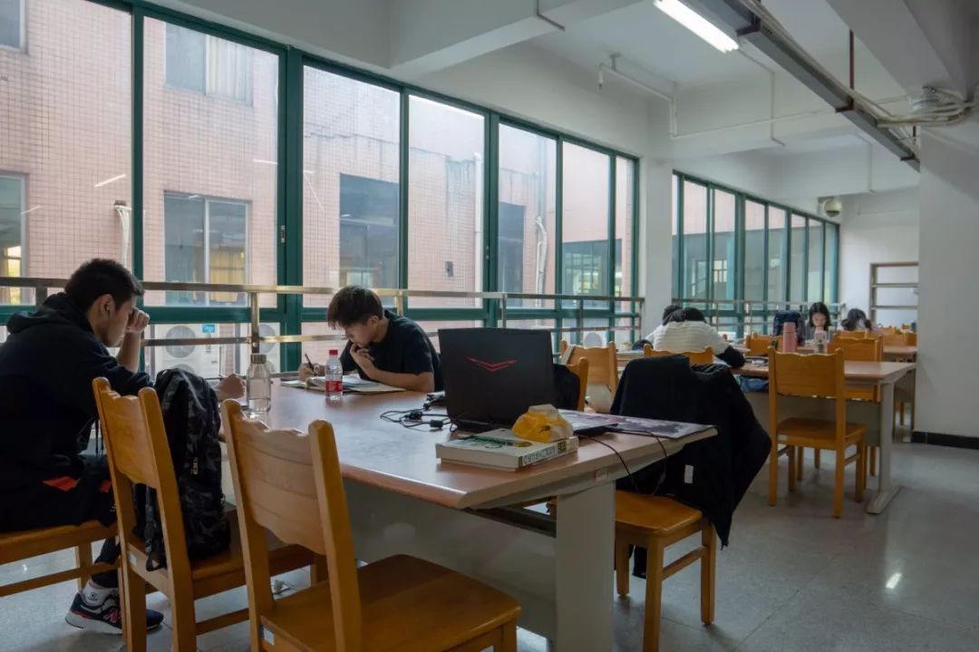 相较于宿舍,课室图书馆有着更浓郁的学习氛围寻一方属于自己的小小