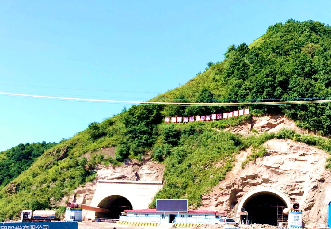 路桥一线平华一级公路项目部五里墩梁隧道左线顺利贯通