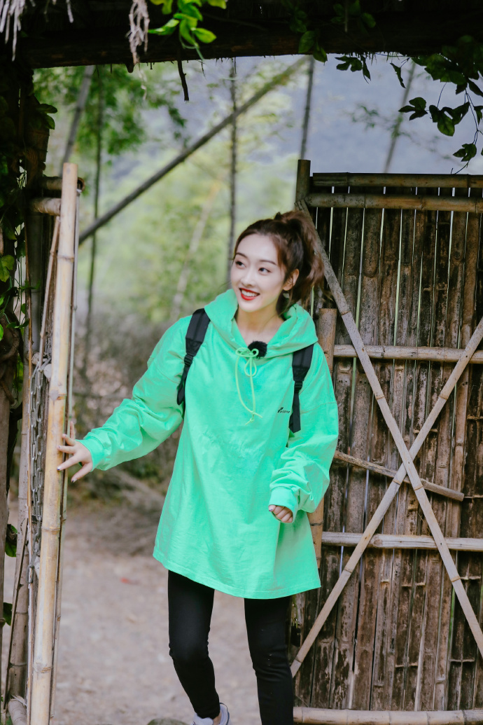 宣璐挎菜篮变小厨娘卫衣配紧身裤少女感扑鼻铅笔腿迷死人