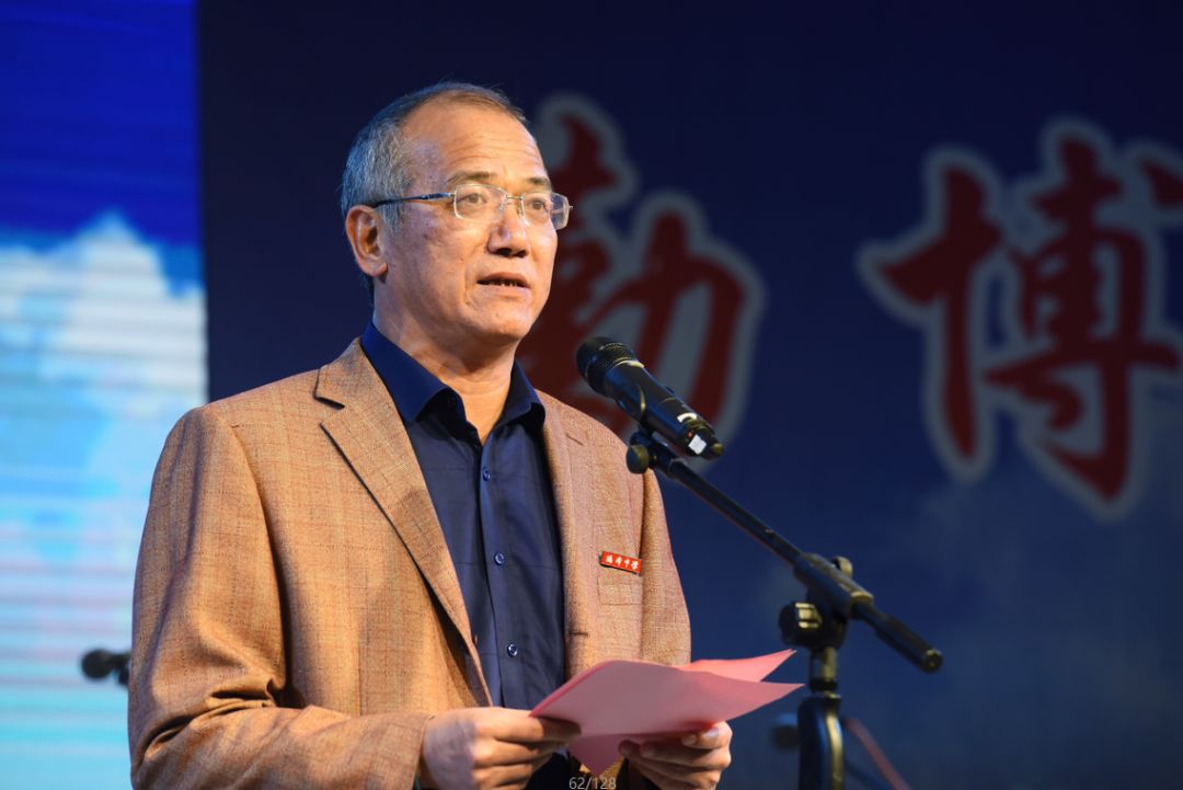 校长致辞当天晚上,鹏峰中学举行文艺汇演暨元旦迎新晚会系列活动.