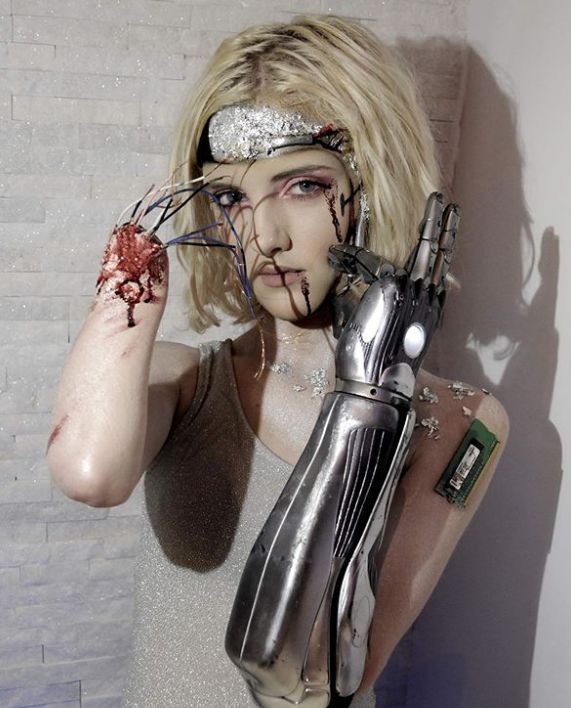 她自幼失去双手,却在14岁成为又美又飒的少女模特!_tilly