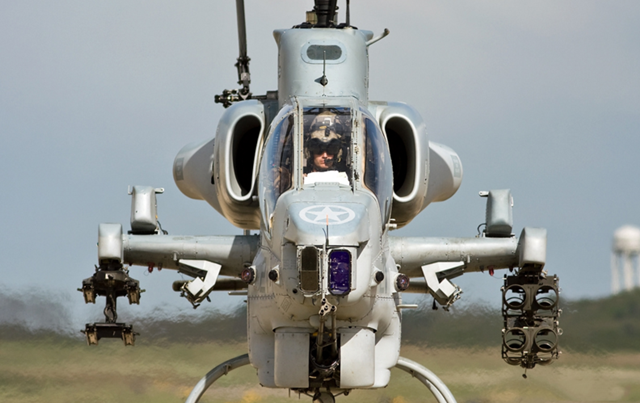 在天空中的眼睛蛇ah-1武装直升机,服役50年,解放军超越的目标_眼镜蛇