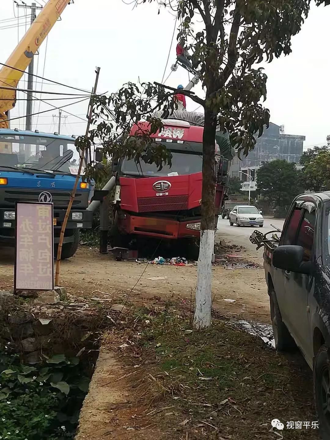 桂林剛發生的驚險車禍,現場慘不忍睹!