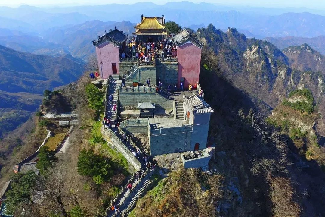 武当山宫观全部告成三十万工匠和官兵共修建了金顶紫霄南岩玉虚五龙遇