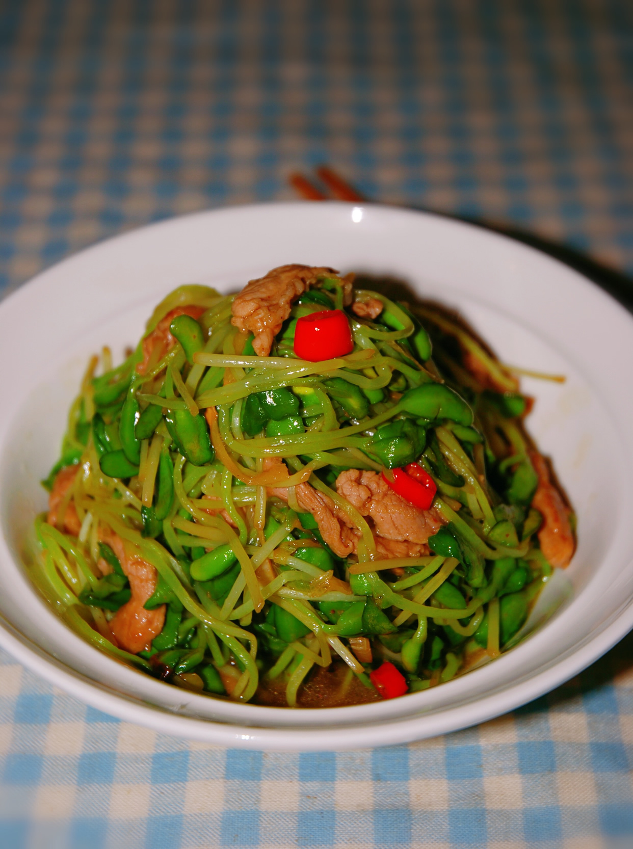 以前只见过绿豆芽和黄豆芽,第一次见黑豆芽,作为好奇宝宝怎么也得买点