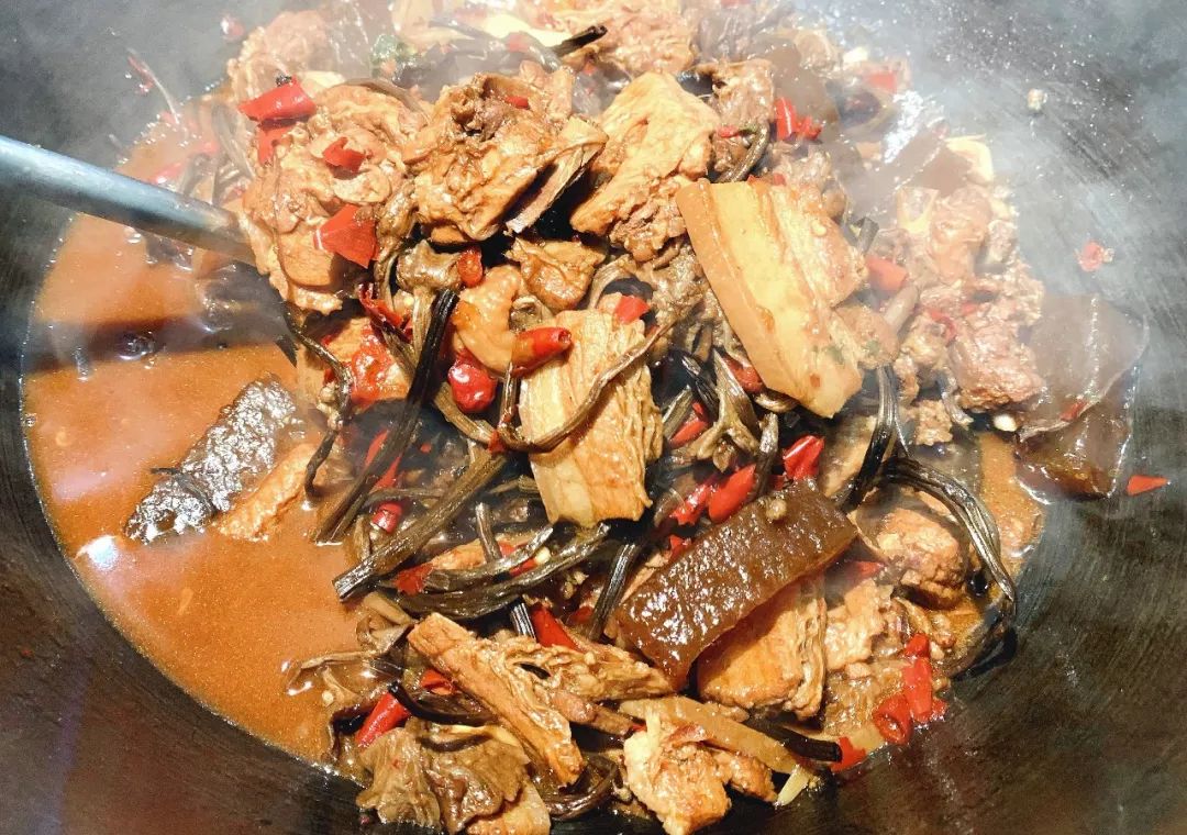 107哪儿?老板在"家门口"支起大灶台,铁锅炖肉香一条街