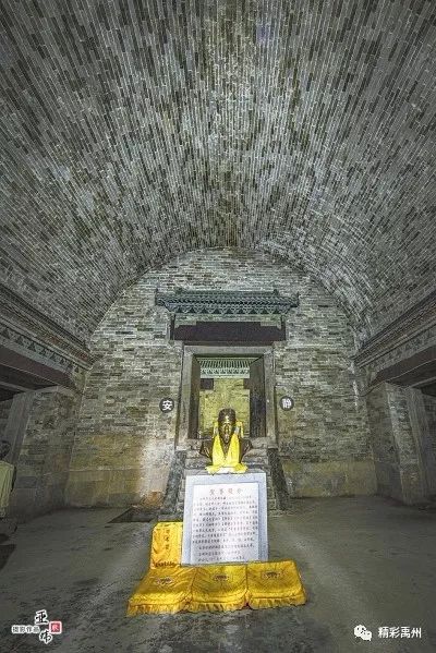 "周定王陵,形制同明十三陵相似,其地宫规模接近定陵,进深则深于定陵.