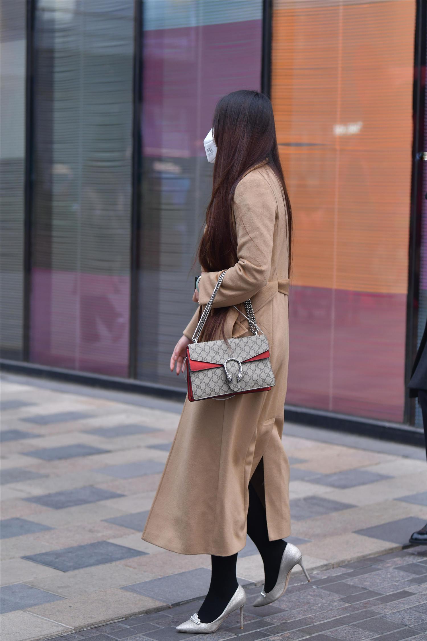 冬季里穿着细高跟单鞋不冷么还是美女真的是冻出来的