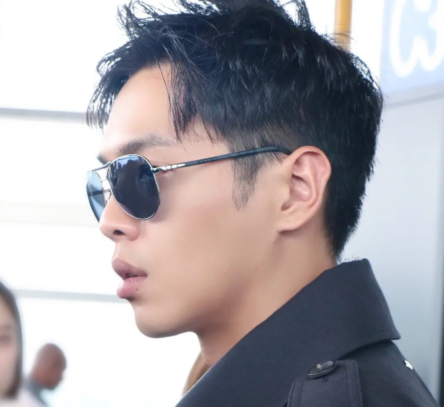 原创张若昀"唇钉"照片火了,狂野男孩尽显霸气,网友:喝水漏水吗?