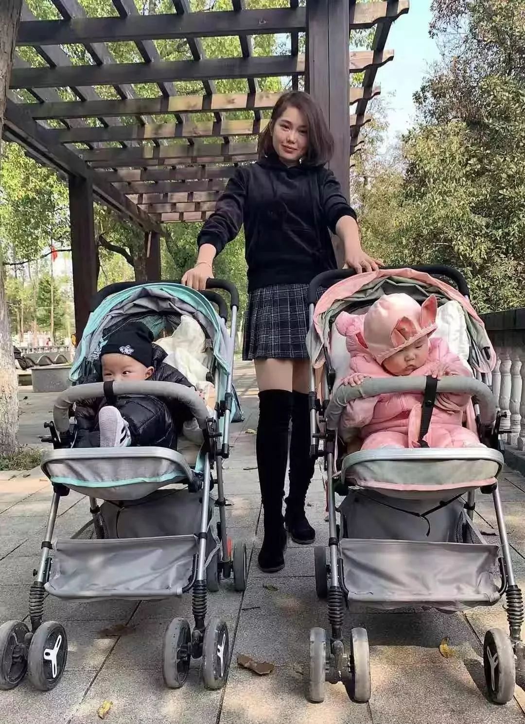 双胞胎妈妈减肥史减重20斤后带娃逛街美如画