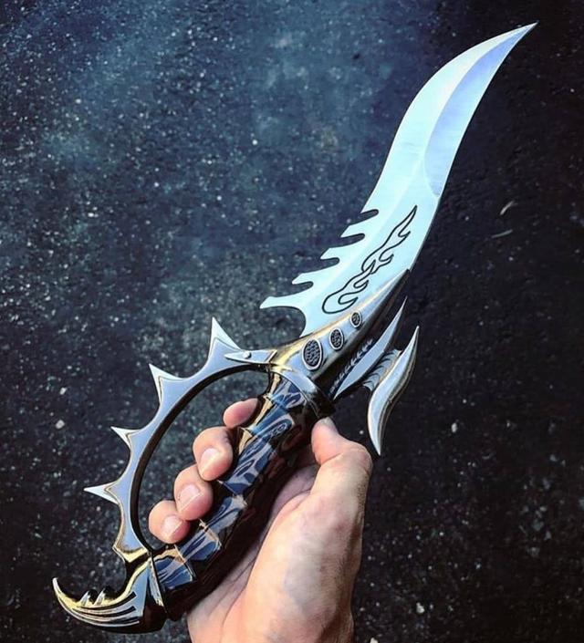 这一把兵器最为主要能够做到的就是手刃与之面对面的丧尸.