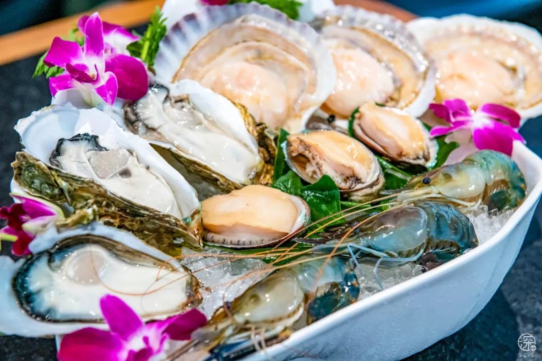 牛奶白的生蚝,巴掌大的扇贝和鲜美的鲍鱼和大虾,一应俱全,治愈你的