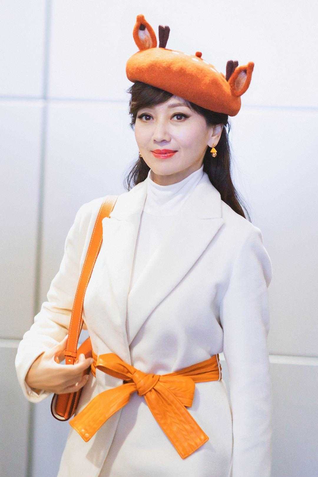 65岁赵雅芝真是"冻龄女神",身穿白色大衣内搭针织衫,减龄时髦