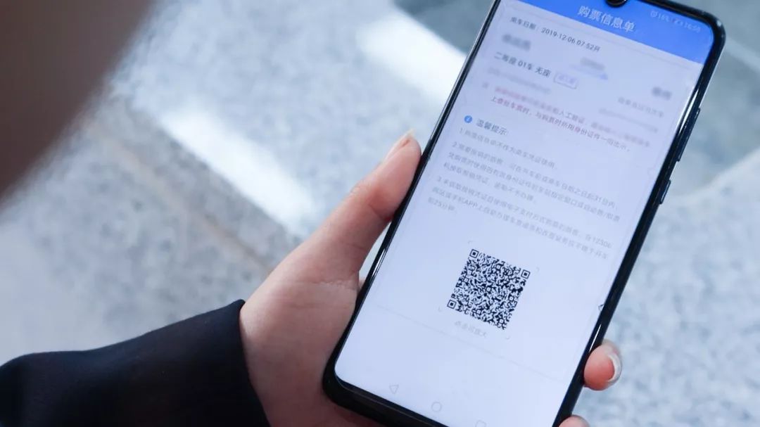 需要随身携带相关优惠证件(如学生证,残疾军人证)以便查验