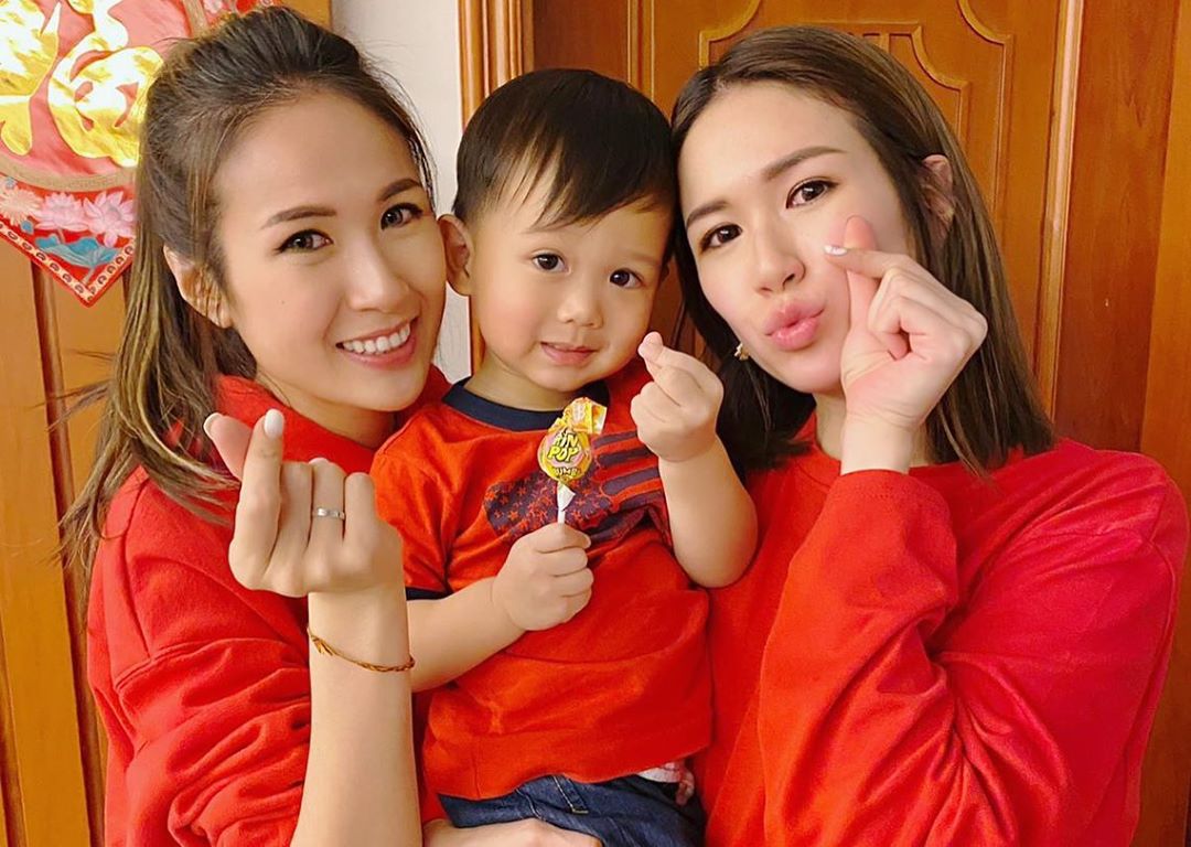 40岁胡杏儿一家罕见露面,2岁儿子萌翻众人,老公搂美女心情好_李乘德
