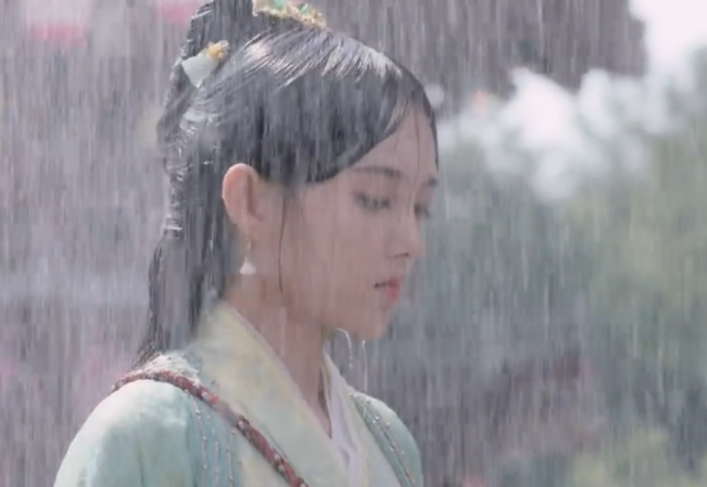 原创当"四千年美女"鞠婧祎,淋雨失去10级美颜后,还是你的女神吗?