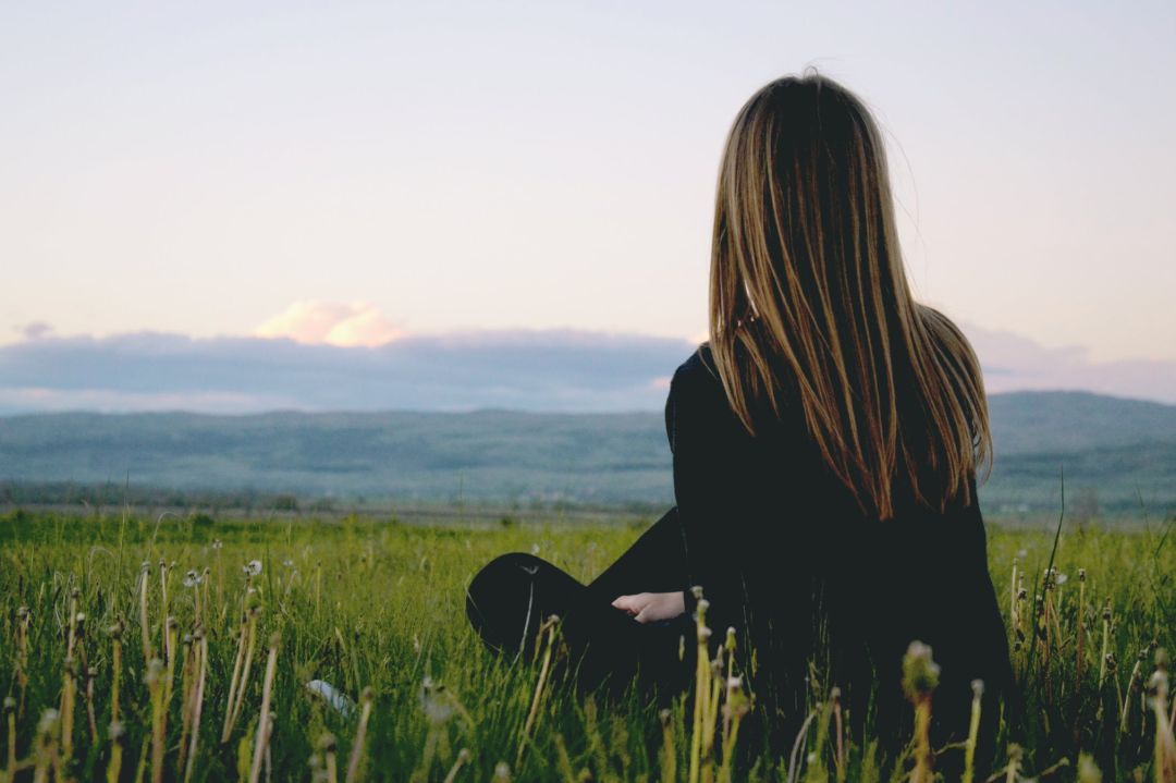 被父母嫌弃的姑娘,10年没回家:原生家庭的烂牌,她是如何打赢的?