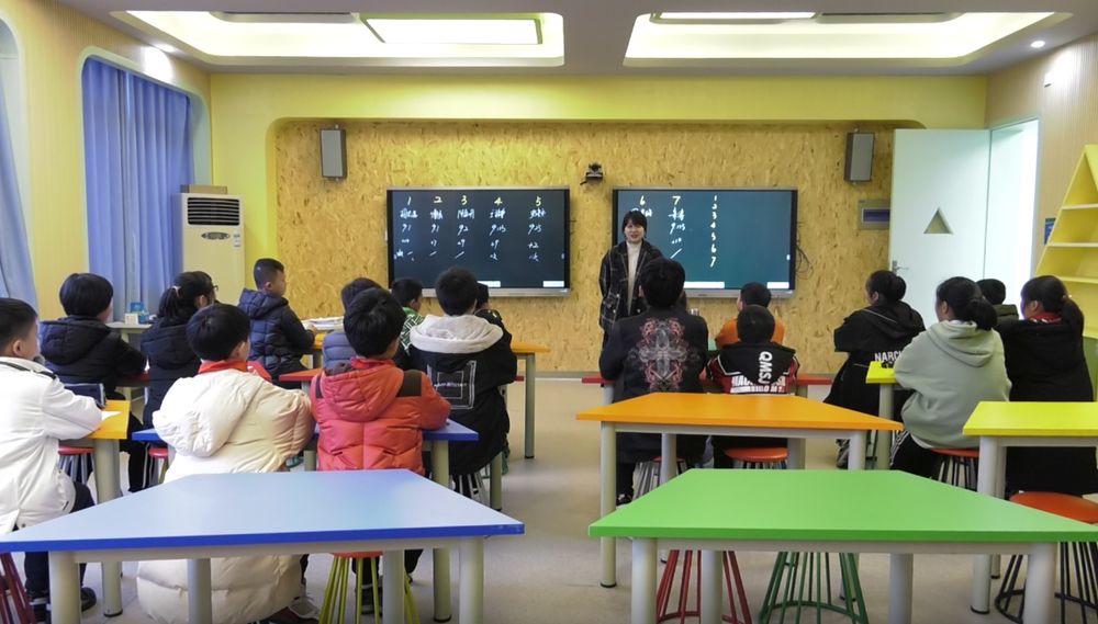 的绍兴市实验小学,参观现代化校舍的建设,学校里创新实验室,录播教室