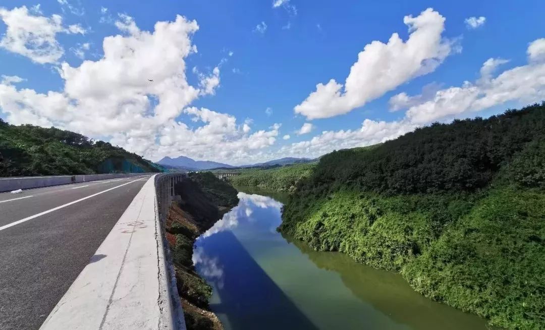 一路风景一路歌可谓是湖光山色净收眼底驾驶在这条道上万洋高速"颜值"