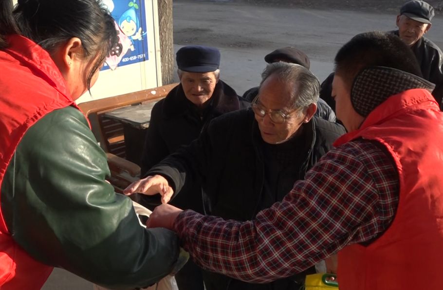 文明实践爱心献老人敬老迎新年桃园镇屯头村老人喜领元旦慰问品
